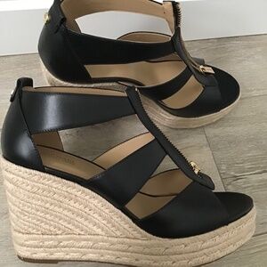 Like New Black leather Michael Kors Damita raffia wedges size 8.5